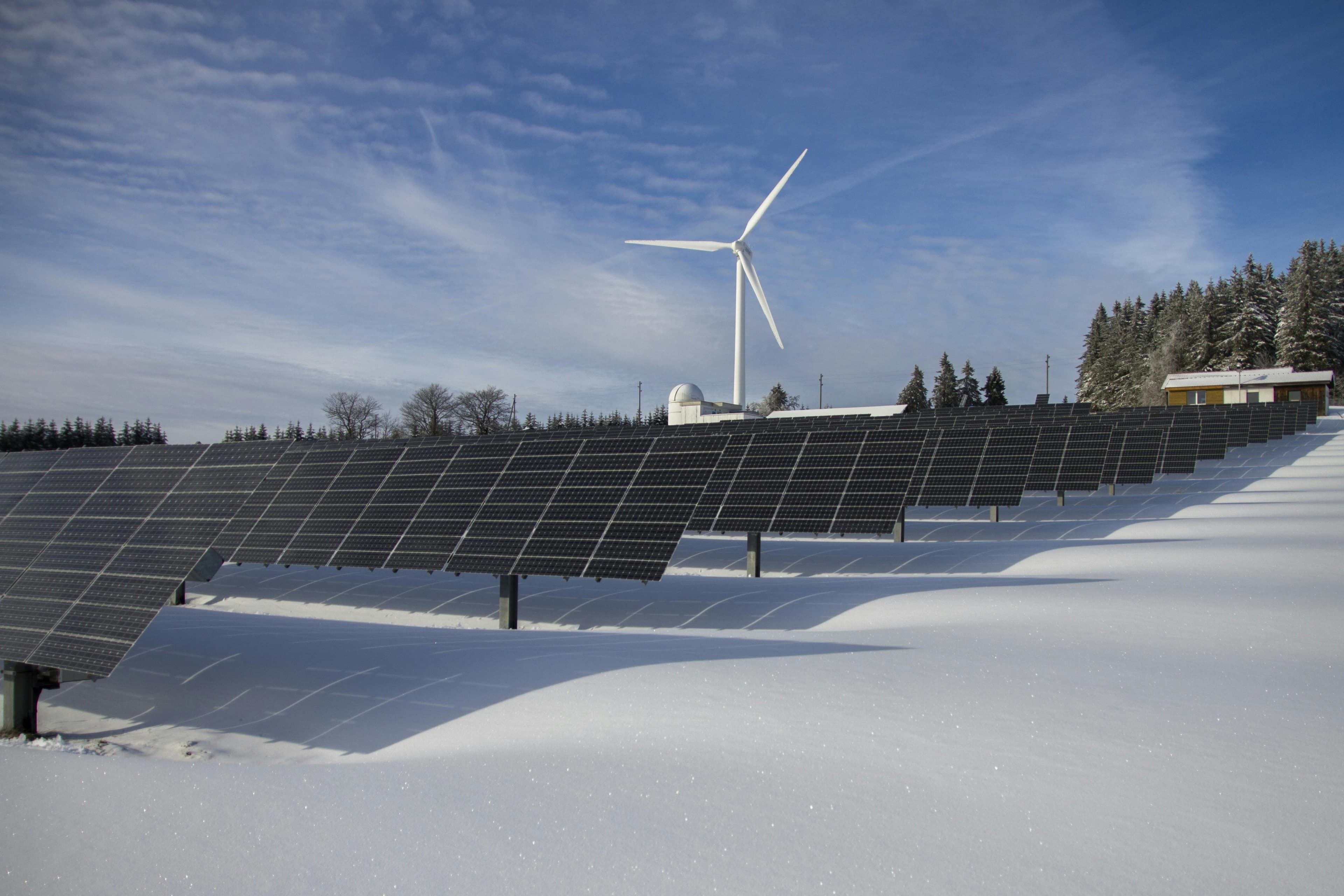 Instalamos sistemas de bombeo solar que eliminan completamente los costos de electricidad para riego. Nuestras bombas solares funcionan de manera eficiente incluso en condiciones climáticas adversas, garantizando un suministro constante de agua para sus cultivos.